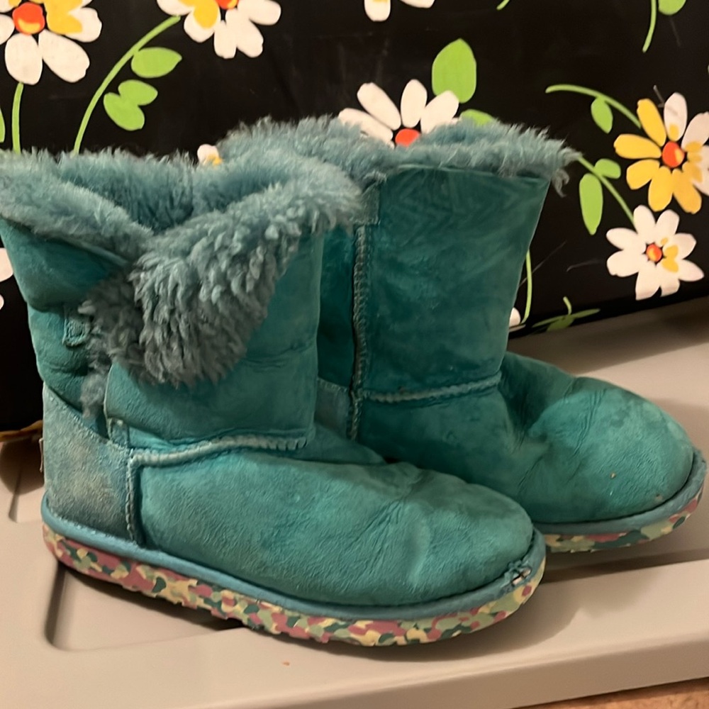 Girls suede Uggs. Size 3
